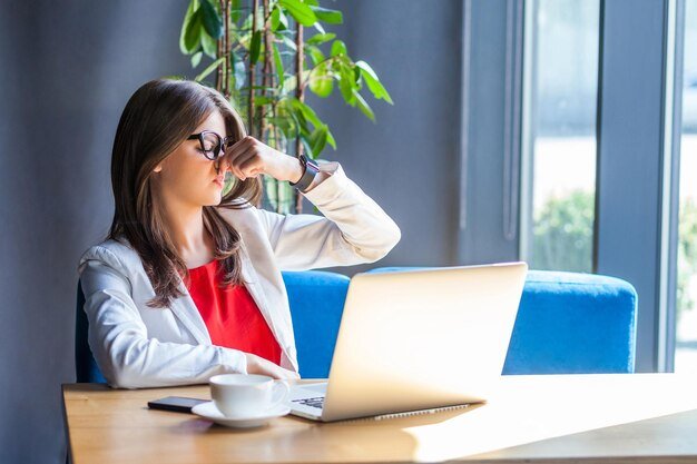 ¿Cómo evitar malos olores en oficinas?